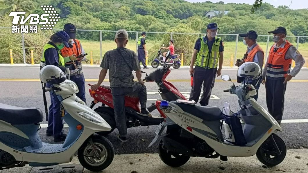 東港警分局與屏東監理站至小琉球執行聯合稽查勤務,擴大取締交通違規。(圖/警方提供)