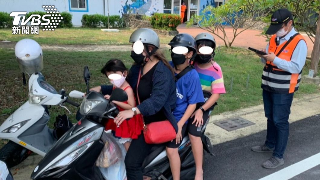 東港警分局與屏東監理站至小琉球執行聯合稽查勤務,擴大取締交通違規。(圖/警方提供)