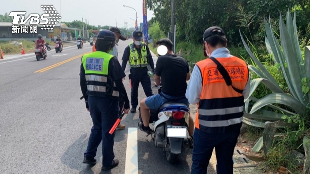警方取締小琉球交通違規,其中以未戴安全帽佔大宗。(圖/警方提供)