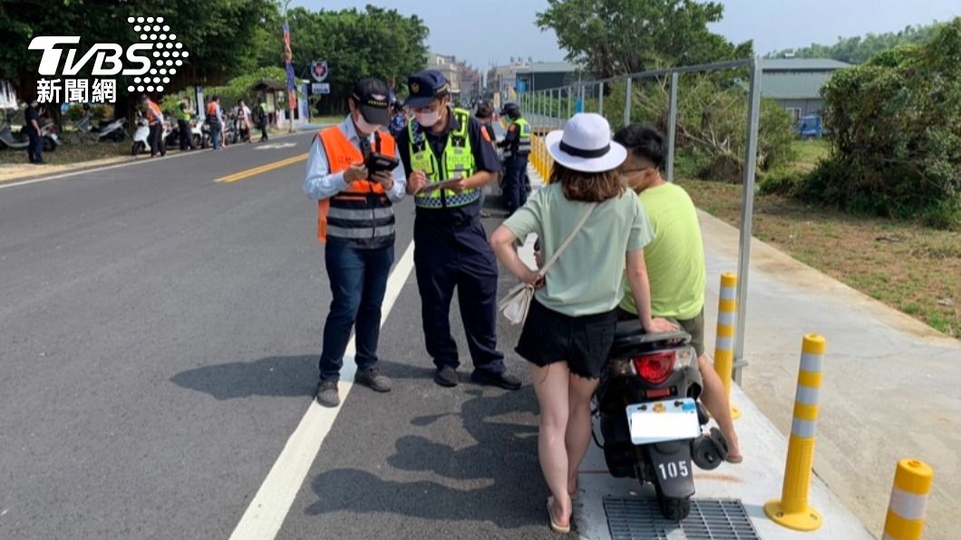 警方取締小琉球交通違規,其中以未戴安全帽佔大宗。(圖/警方提供)