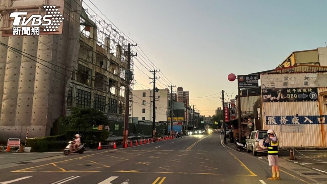 桃園中壢區龍岡路一處大樓外搭鷹架傾斜,今日上午已解除交通管制。(圖/TVBS)
