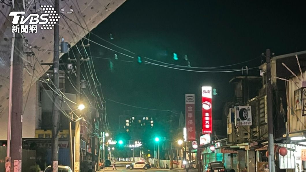 桃園市中壢區龍岡路一處大樓拆除工程,昨晚發生外搭鷹架45度往路面傾斜。(圖/TVBS)