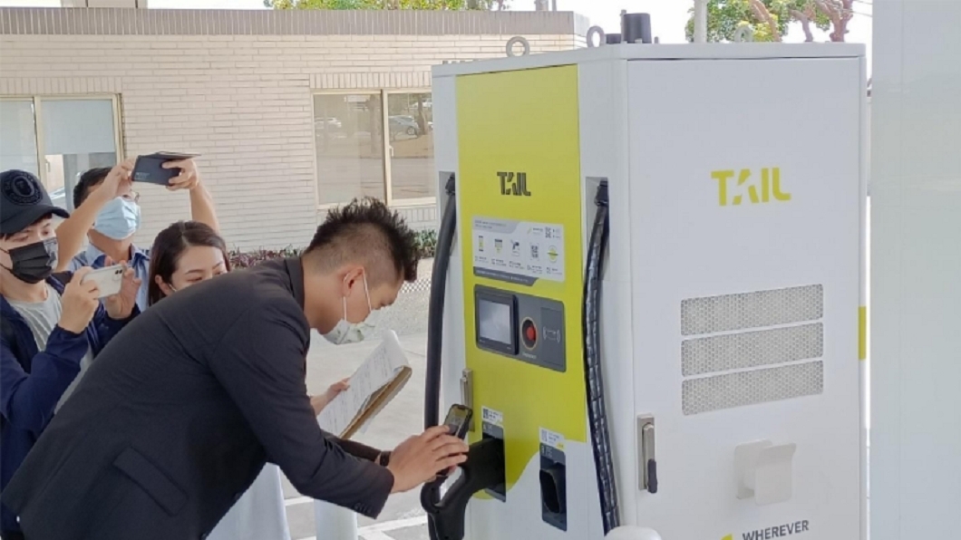 國道首座電動汽車快速充電站,在國道1號西螺服務區北上加油站停車位啟用。(圖/高公局提供)