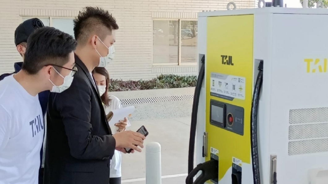 國道首座電動車快充站啟用 10/15前每度9元