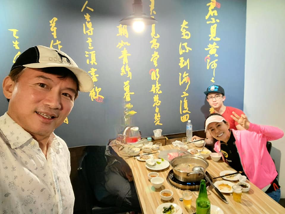 狄鶯曬出和孫鵬、孫安佐一家合照。（圖／翻攝自狄鶯臉書）