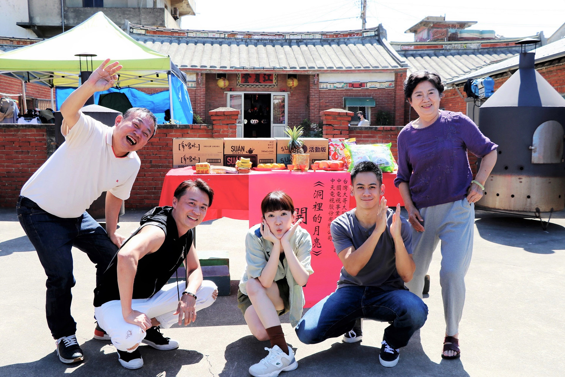《洞裡的月亮》演員王滿嬌（右起）、李淳、孫可芳、何豪傑、鄭志偉。（圖／中天電視提供）
