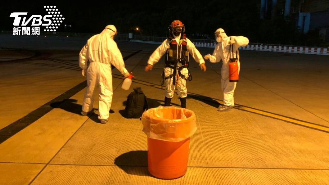 由於傷者是外籍船員,救護人員全副防護隔離裝備執行任務。(圖/空勤總隊提供)