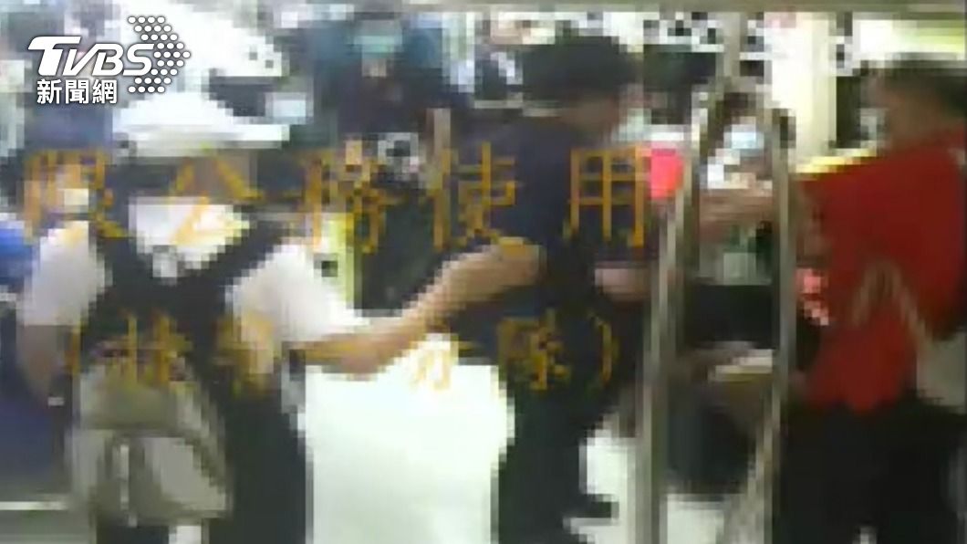 旅客口角後出腳踹人。(圖/TVBS)