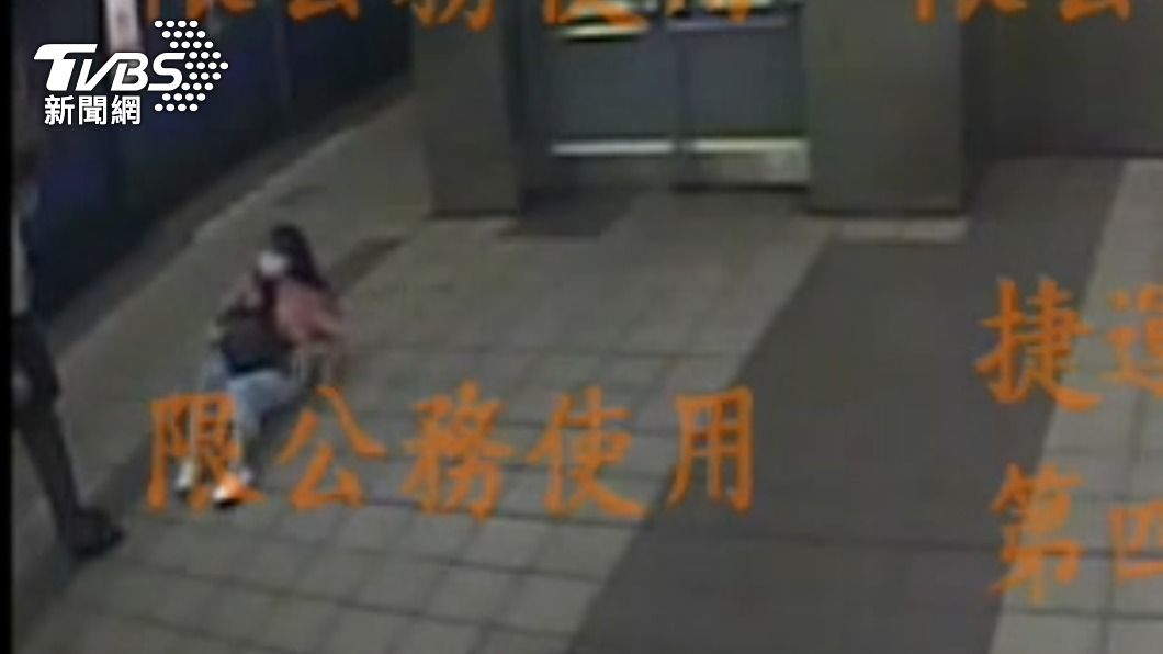 女乘客被推倒地。(圖/TVBS)