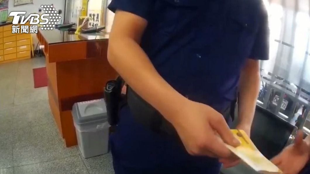 警方要求婦人先把存摺收好。(圖/TVBS)