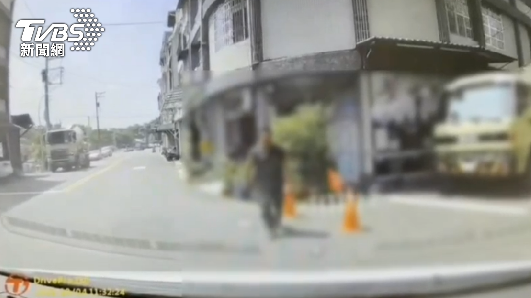 救護人員抵達施工現場救援。(圖/消防提供)
