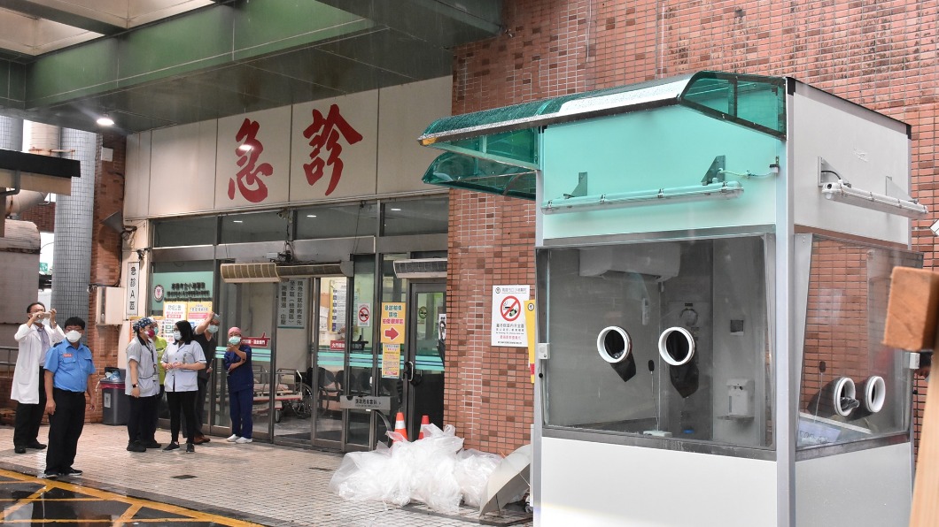 高雄一名男工人施工跌倒,遭鋼筋插脖,被送往小港醫院急救。(圖/翻攝自高雄市立小港醫院-委託高雄醫學大學經營臉書)