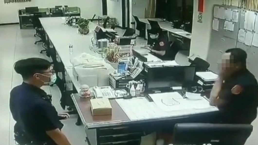 派出所所長在員警面前自打巴掌。（圖／翻攝爆料公社）