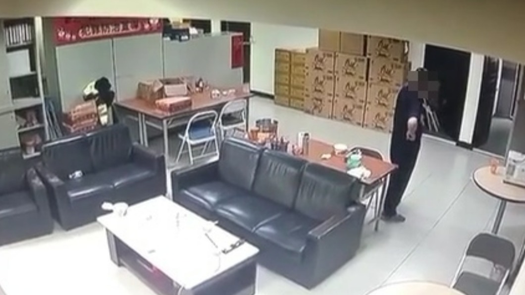 所長在派出所內踱步。(圖/翻攝爆料公社)