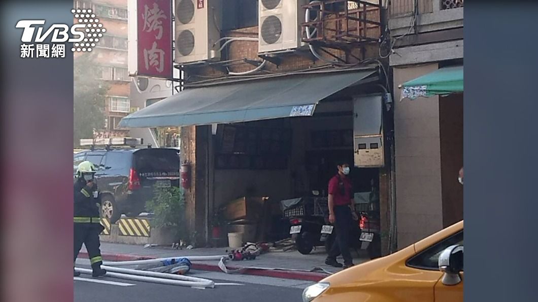 警消人員獲報趕抵控制火勢。(圖/民眾提供)