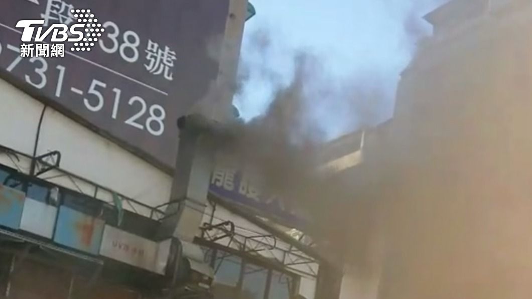 大安區便當店廚房火警!濃煙瀰漫街道 火勢控制幸未釀傷