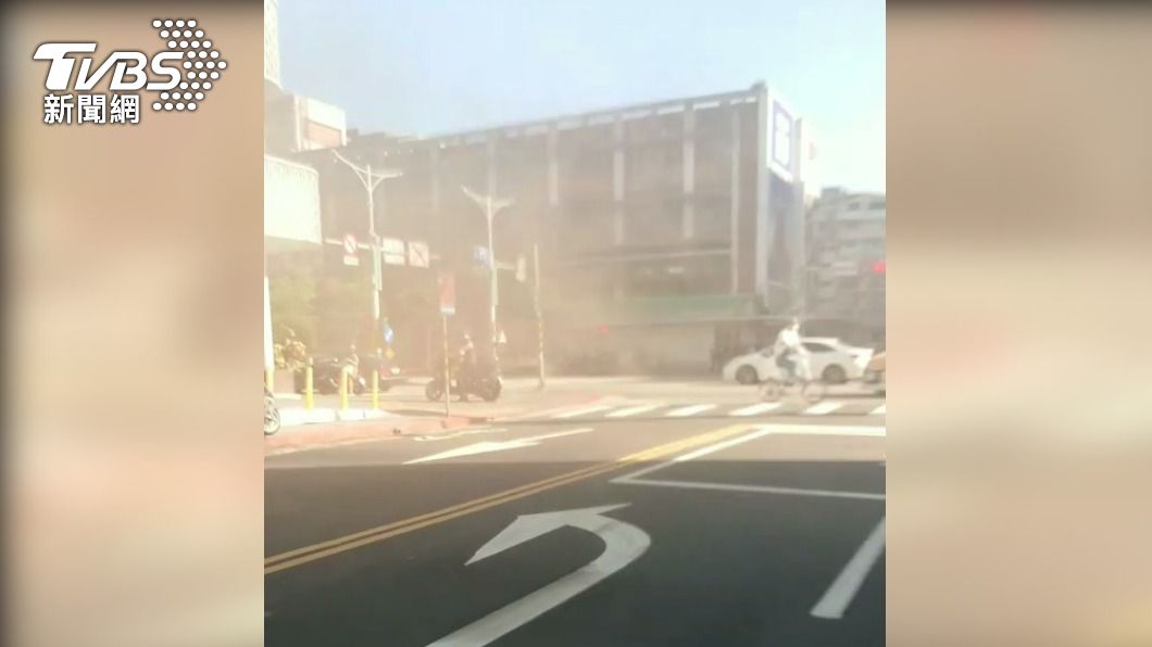 大安路一段及信義路四段濃煙瀰漫 。(圖/民眾提供)