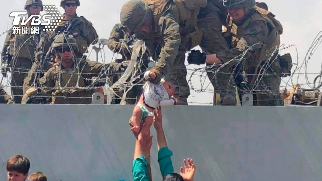隔鐵絲網將女嬰交給美軍!喀布爾機場心碎畫面 有感人結局