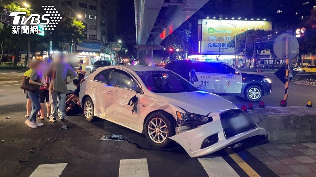 2車撞擊力道相當大。（圖／TVBS）