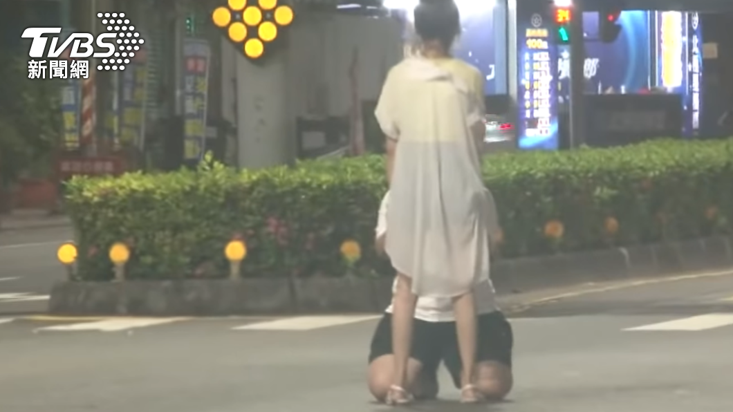 情侶快車道吵架下跪　她「怒甩薯條扔馬路」下場超慘