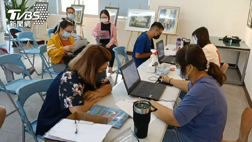 麥寮鄉公所今日開始受理申辦振興禮金3000元手續,吸引不少民眾登記。(圖/TVBS)
