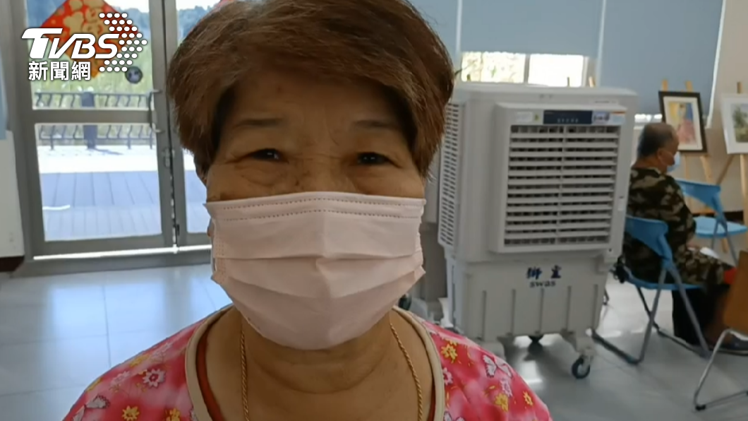 72歲阿嬤說,這個月能領到1萬元,要買好一點的菜,煮給孫子們吃。(圖/TVBS)