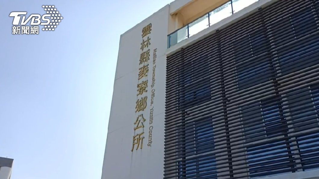 雲林縣麥寮鄉公所今早湧入人潮辦理3000元「振興禮金」登記。(圖/TVBS)