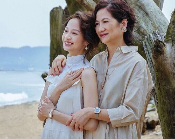 簡嫚書與母親的感情相當緊密，令人稱羨。（圖／翻攝自簡嫚書 IG）