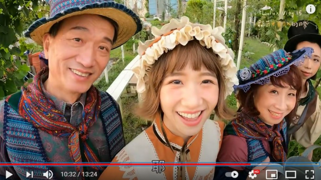 Lulu帶著家人到特地至友人的法式莊園大拍美照。(圖/翻攝自YT頻道 Lulu黃路梓茵)