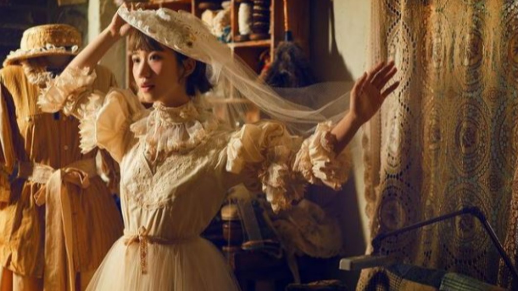 Lulu穿上歐式婚紗的樣子超吸睛,宛若古典美女。(圖/翻攝自Lulu黃路梓茵 IG)