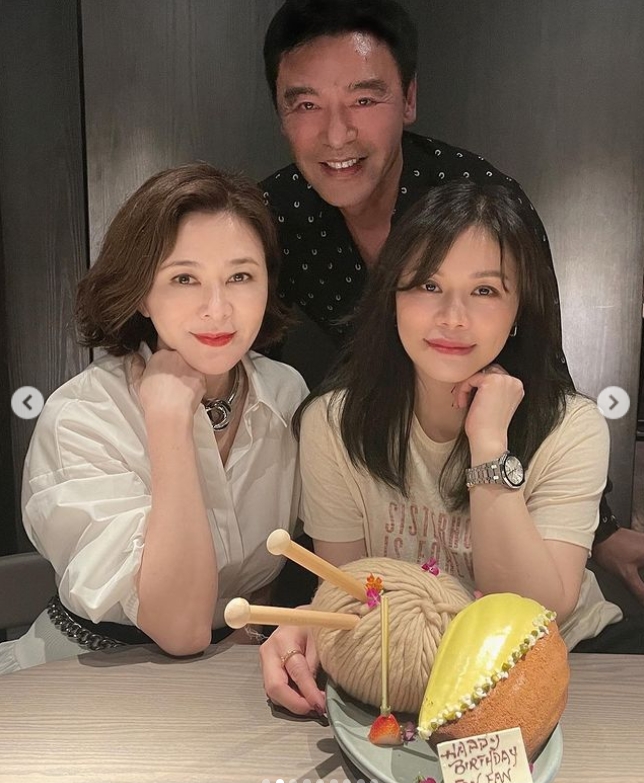 范姜素貞（圖右）完全不像50歲。（圖／翻攝自范姜素貞IG）