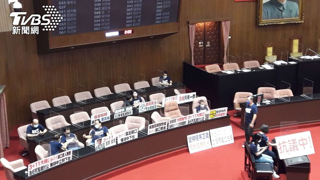 藍委再度占領議場官員席 繼續杯葛院會議事