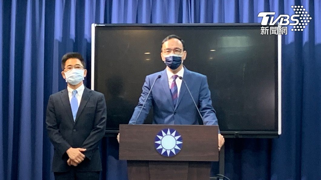 新任黨秘書長黃健庭陪同黨主席朱立倫交接。（圖／TVBS）