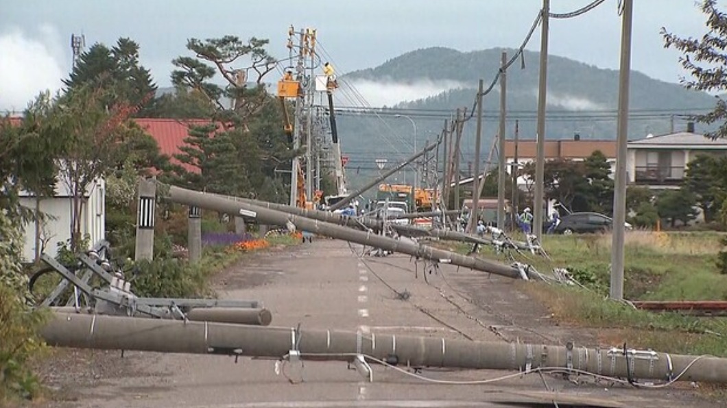 北海道刮龍捲風!電線桿連根拔起 2人受傷、三百戶停電