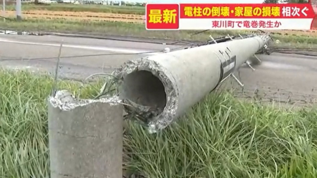 風速過大電線桿也應聲折斷。(圖/翻攝自北海道ニュースUHB)
