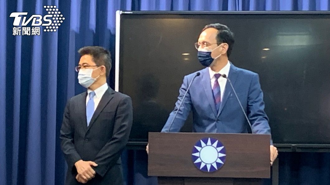 國民黨新任秘書長黃健庭(左)遭質疑黨性不堅定。(圖/TVBS)