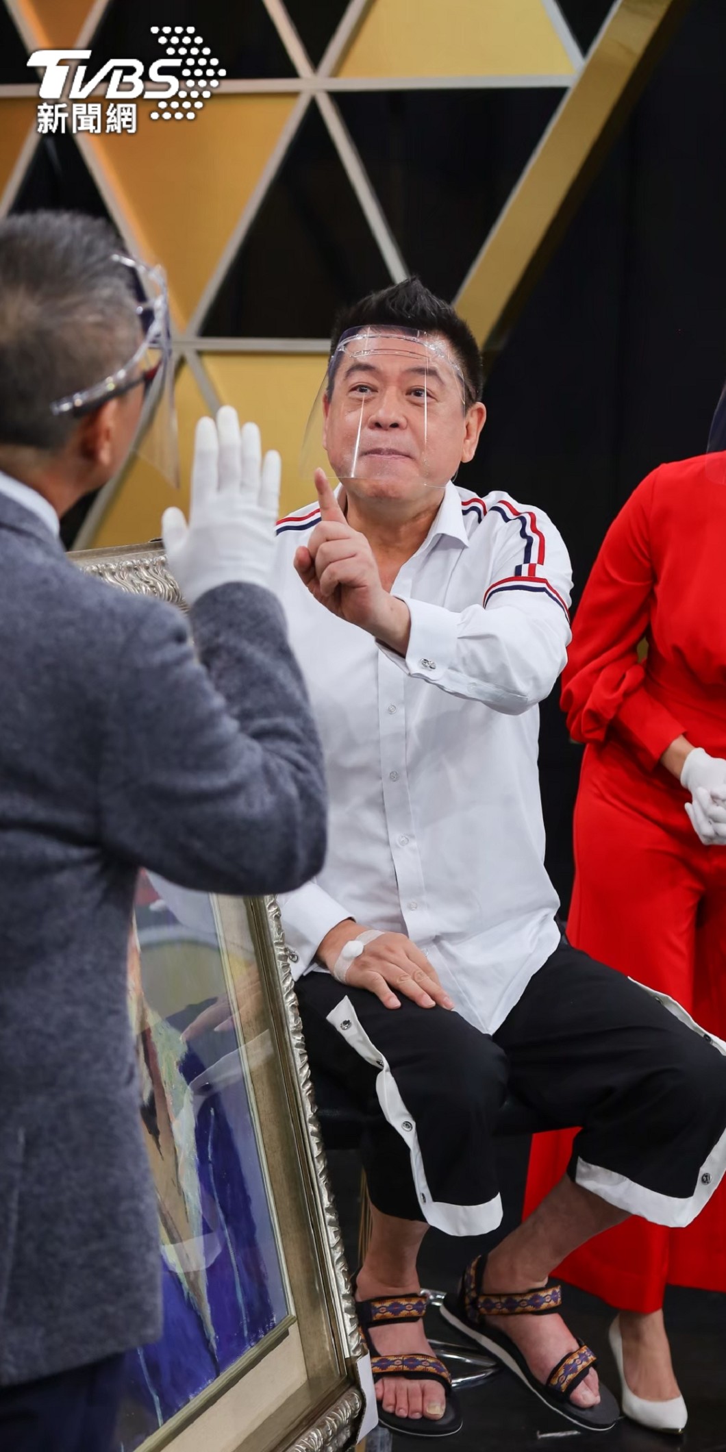 孫德榮拿遺照畫像鑑價,笑說告別式要在北流辦演唱會。(圖/JET綜合台提供)