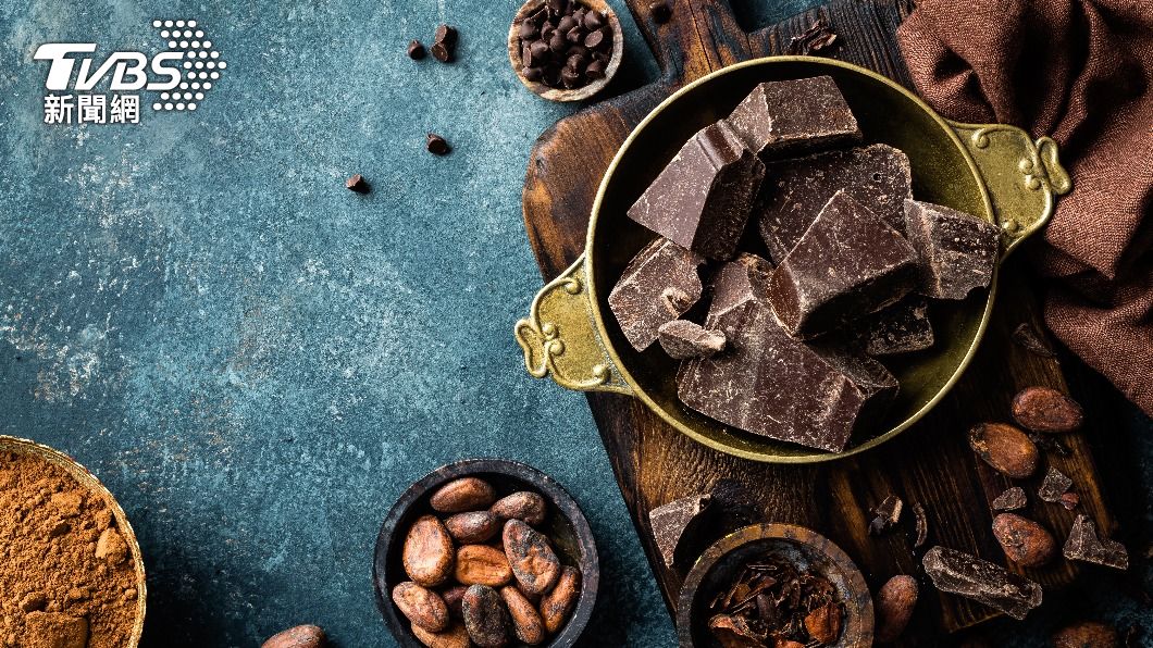 黑巧克力、堅果等食物都可以補充鋅。(示意圖/shutterstock達志影像)