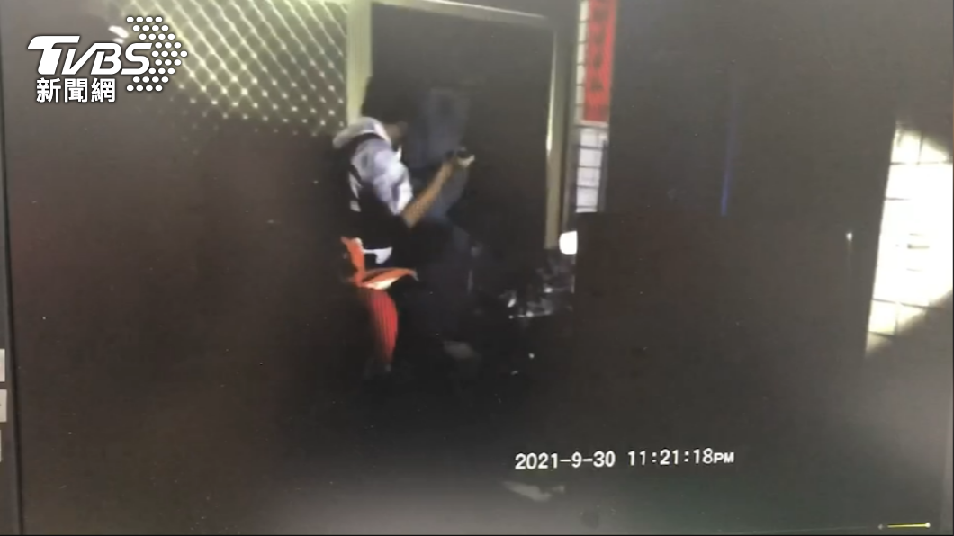 警方破門而入逮捕嫌犯。(圖/警方提供)
