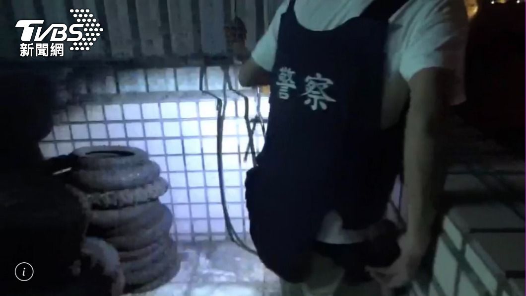 楊嫌因有玩攀岩嗜好，從3樓牆垣爬至1樓逃離，警方逮捕超困難。（圖／警方提供）