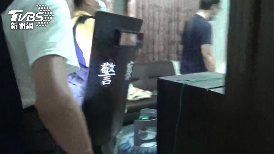 警方破門而入逮捕嫌犯。(圖/警方提供)