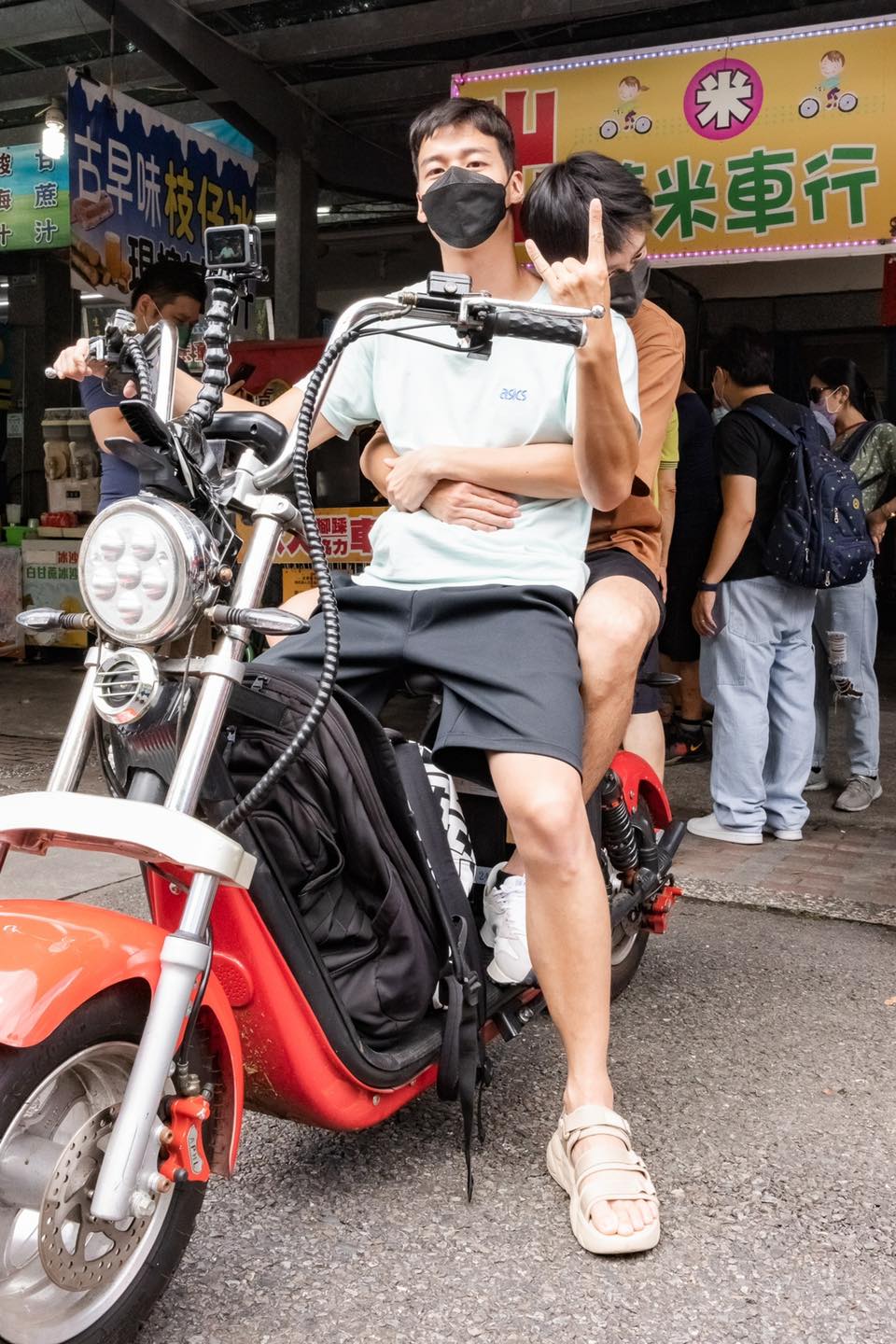 林敬倫騎重機載江宏傑。(圖/翻攝自林敬倫IG)