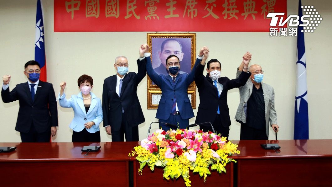 國民黨新舊任主席朱立倫、江啟臣今早正式交接。(圖/國民黨提供)