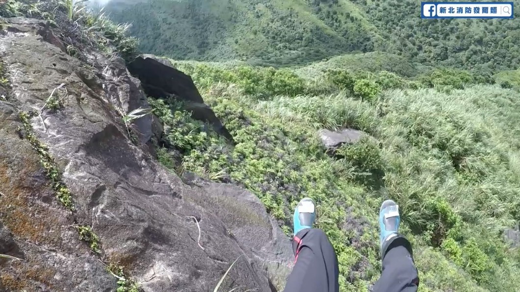 下放過程中救難人員滑離山壁兩腳懸空相當驚險。(圖/新北消防發爾麵)