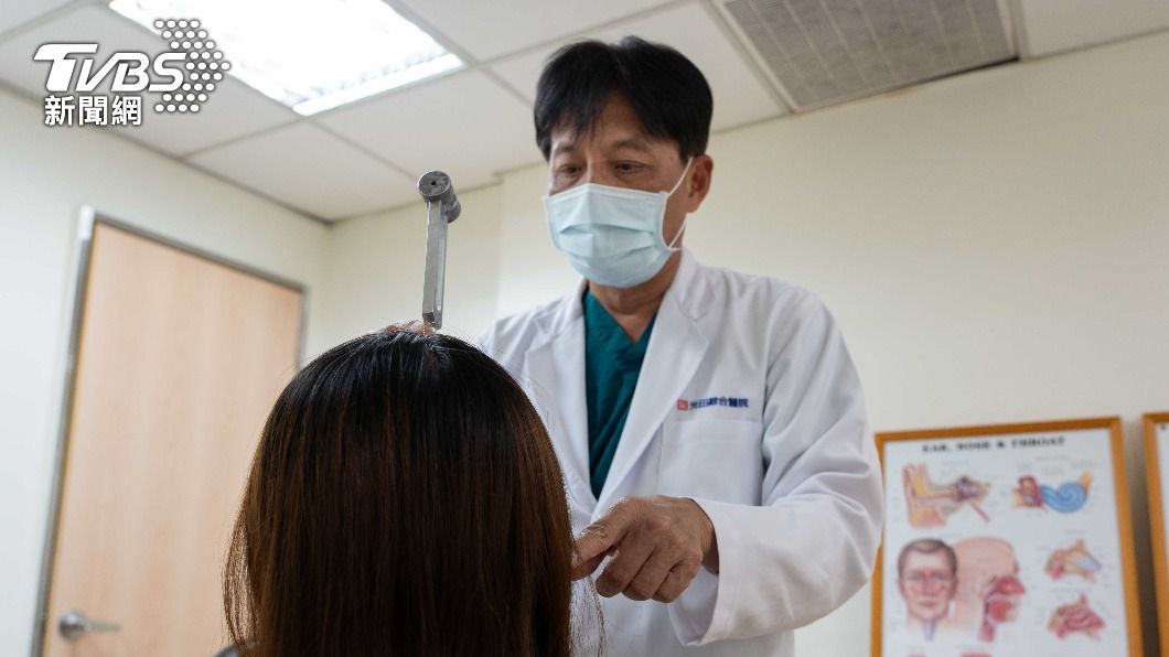 賴仁淙為患者進行聽力檢查,找出聽力障礙的主因。(圖/光田醫院提供)