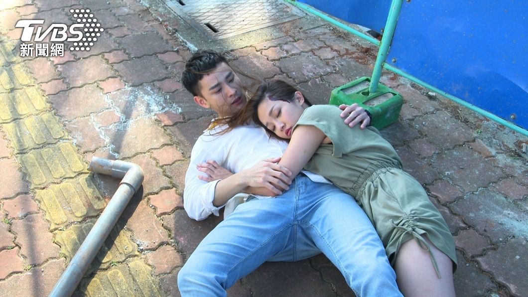 賴慧如為了救潘柏希受傷倒地。(圖/民視提供)