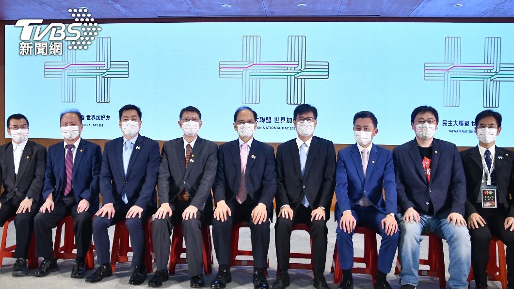 國慶籌備委員會今（5）日上午舉行記者會，由主任委員游錫堃院長主持，主辦國慶晚會的新竹市長林智堅，以及主辦國慶焰火的高雄市長陳其邁皆出席。圖／慶籌會提供