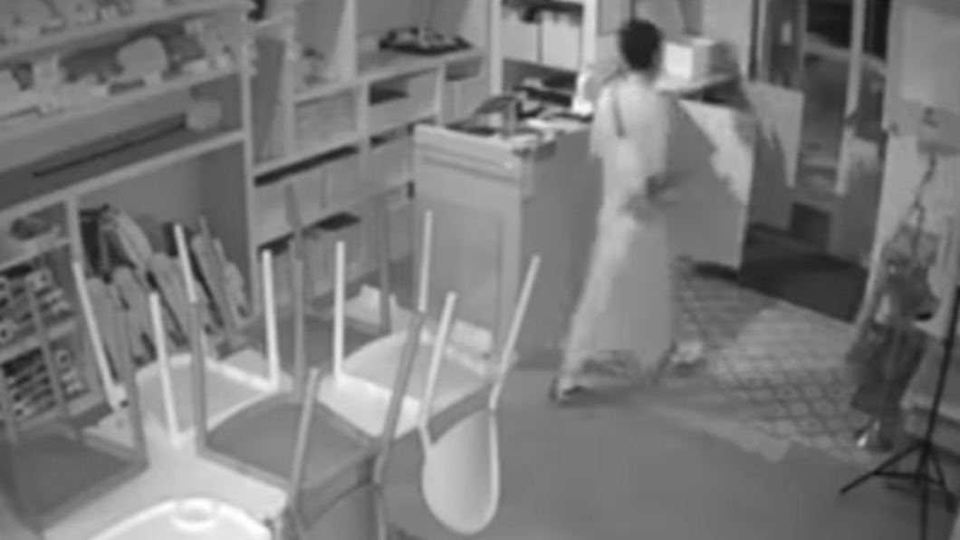 竊賊男扮女裝犯案。(圖/Facebook 韓風親子餐廳)