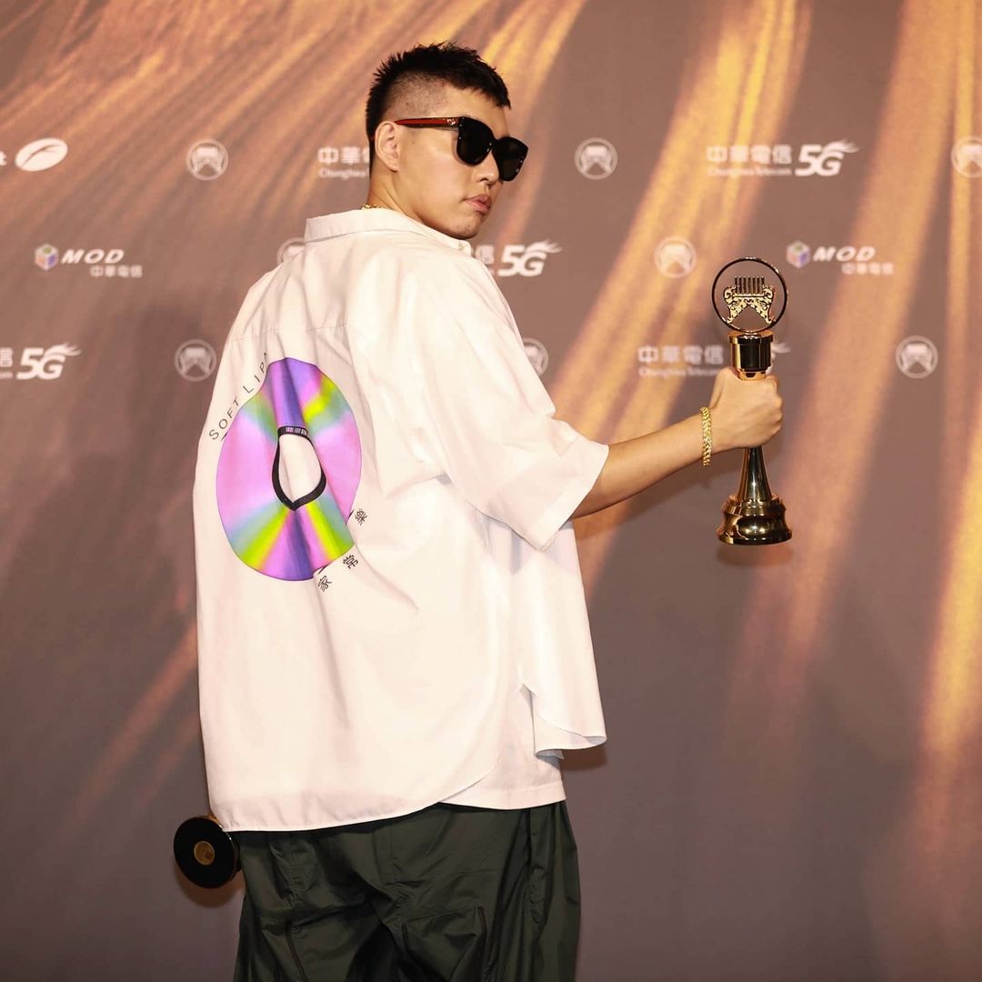 蛋堡拿下第32屆金曲獎歌王。(圖/蛋堡Instagram)