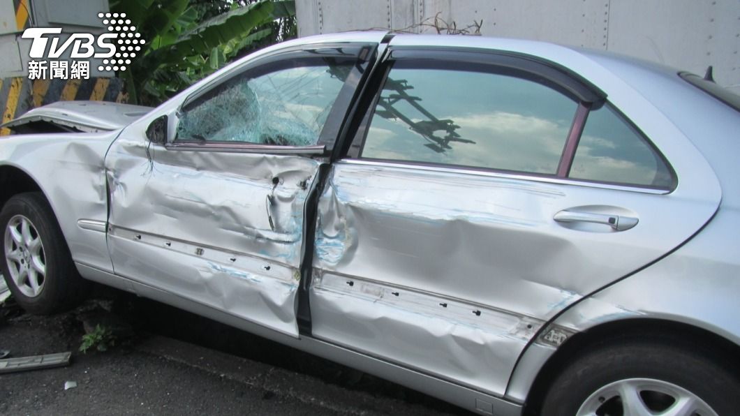 高雄2車擦撞！賓士慘撞電桿車頭毀爛　5人遭玻璃割傷